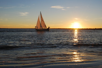 Fototapeta na wymiar sailboat sunset