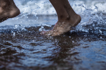 chica que corre en playa
