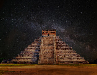 Mayan Pyramid of Kukulcan El Castillo in Chichen Itza at Night - obrazy, fototapety, plakaty