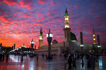 Al Masjid an Nabawi mosque beatuful sunset cloudy - Medina Saudi Arabia 6 jan 2020 - obrazy, fototapety, plakaty