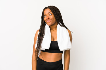 Young african american sport woman isolated dreaming of achieving goals and purposes