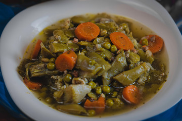 menestra de verduras en plato blanco