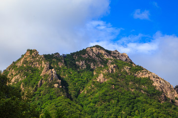 Fototapeta na wymiar Beautiful nature landscape view of Seorak mountains at the Seorak-san National Park, Soraksan, South Korea