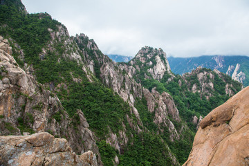 Fototapeta na wymiar Beautiful Landscape view of peak Seorak mountains at the Seorak-san National Park, Soraksan, South Korea.