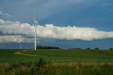 Obraz premium clouds and wind turbines