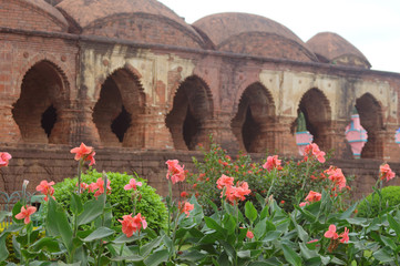 Obraz premium beautiful flower garden in front of an old temple