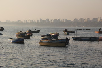 Botes de pesca en las playas de Lima al atardecer