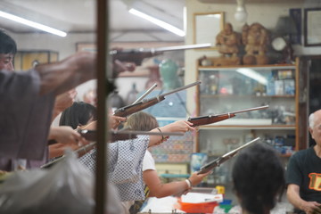 温泉街の射的