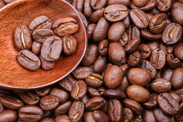 Naklejka premium Roasted coffee beans with a spoon.