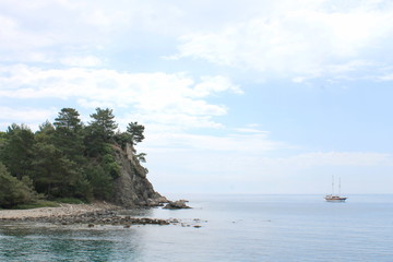 Obraz premium Pirate yacht appearing from behind the cliff