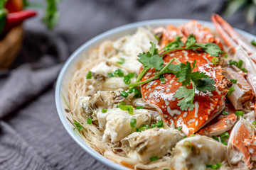 Fried rice noodles with shrimp, vegetable and bean