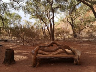 Holzbank aus Naturholz am Ayers Rock, Australien