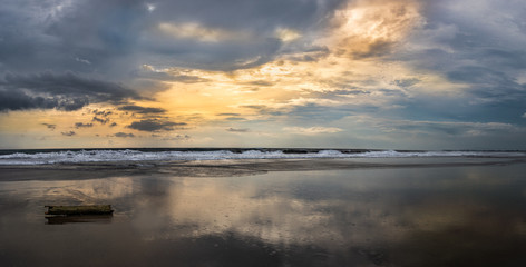 Obraz na płótnie Canvas sunset at the sea in Bali 