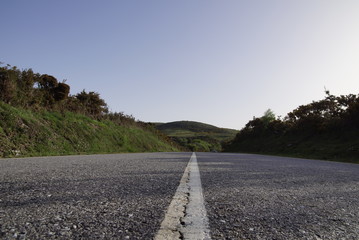 carretera hacia las montañas