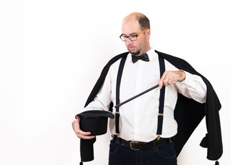 ein Mann zaubert etwas aus einem Zylinder, Zauberer, Künstler