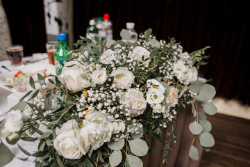 Obraz na płótnie Canvas flowers at a wedding table in a restaurant