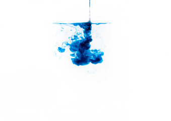 Color drops in water. Blue cloud in water. Ink in water. Farbe spritzt in Wasser. Blaue Wolke in...