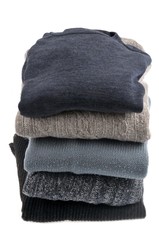 Pile de pulls en gros plan sur fond blanc