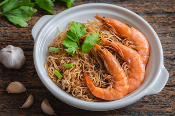 Baked prawn with vermicelli in white pot