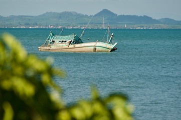 Obraz premium Fishing boats of fishermen capsized at Koh Chang, Trat Province in Thailand.