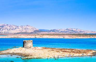 La Pelosa Stintino-strand in Sardinige, Italië. Transparant en blauwachtig water