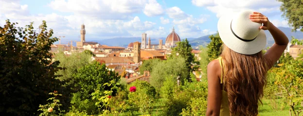 Foto op Canvas Spring in Florence, Italy. Back view of beautiful girl visiting the Renaissance city of Florence, panoramic banner cityscape from a garden. © zigres