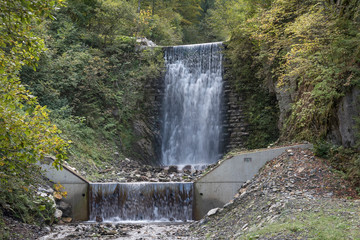 Kleiner Bach im Gebirge