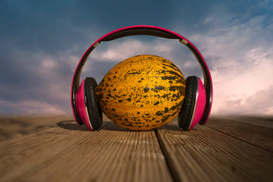 Kopfh&ouml;rer mit Zuckermelone.