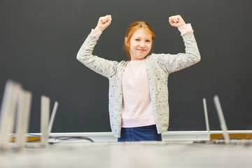Mädchen als Schüler in Siegerpose