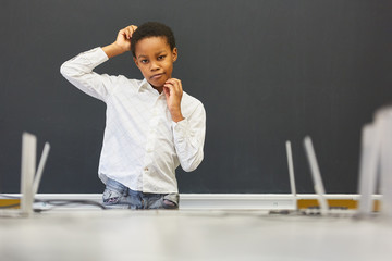 Schüler kratzt sich am Kopf in einer Prüfung