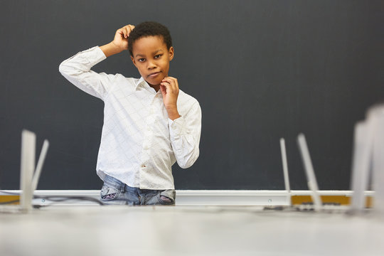 Sch&uuml;ler kratzt sich am Kopf in einer Pr&uuml;fung