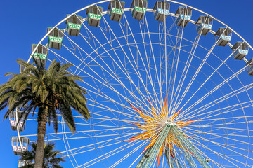 Fototapeta premium Colourful ferris wheel with a beautiful blue sku