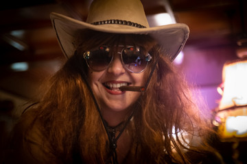 Cowgirl mit Hut und Zigarre
