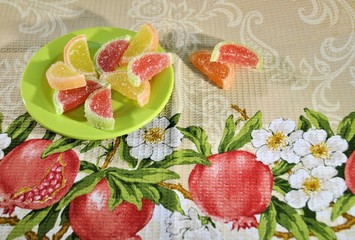 Naklejka premium Candied fruit jelly appetizer gourmet meal fruits colored marmelade green plate background