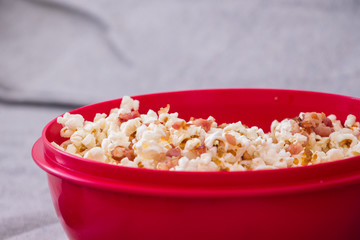 Pipoca com bacon na bacia vermelha