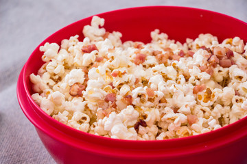 Pipoca com bacon na bacia vermelha