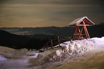 Obraz premium Beautiful view of snowy road at night