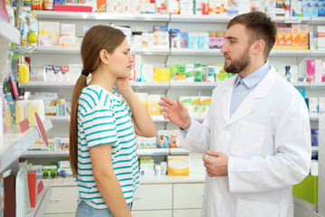 Obraz premium Professional pharmacist working with customer in modern drugstore