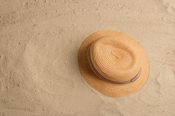 Fototapeta na wymiar Straw hat on the sand