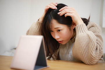 頭髪を気にする女性