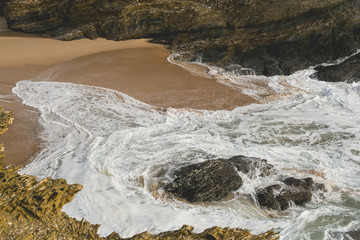 Vista de cima de bonita praia da costa Alentejana no inverno, em Portugal