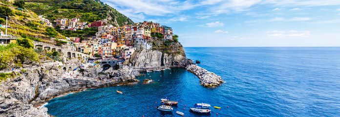 Fototapeta na wymiar view of the colorful houses along the coastline of Cinque Terre area in Riomaggiore, Italy
