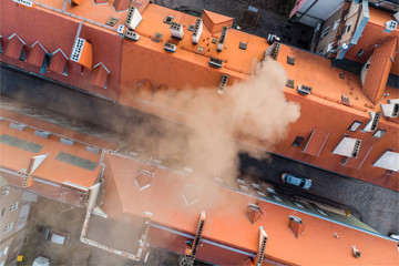 Dymy z kominów budynków mieszkalnych kolo Starego Rynku, Poznan - obrazy, fototapety, plakaty