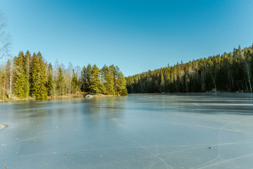 Widok na zamarźnięte jezioro Bratetjern w Norwegii, Skandynawia © Dreamnordno