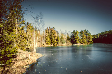 Widok na zamarźnięte jezioro Bratetjern w Norwegii, Skandynawia © Dreamnordno