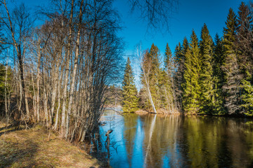 Widok na zamarźnięte jezioro Bratetjern w Norwegii, Skandynawia © Dreamnordno