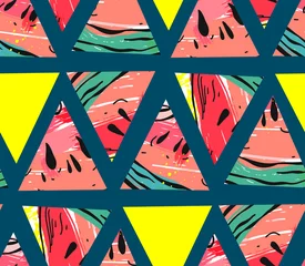 Behang Watermeloen Hand getekende vector abstracte collage naadloze patroon met watermeloen motief en driehoek hipster vormen geïsoleerd op kleur achtergrond