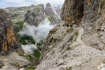 Fototapeta na wymiar Drei Zinnen Südtirol Italien Dolomiten Hochgebirge Berge Alpen Panorama Natur Bergsteigen Klettern Wandern Gipfel 1. Weltkrieg Front Wolken Sommer Alpinisteig Gefahren Panorama Tre Cime di Lavaredo