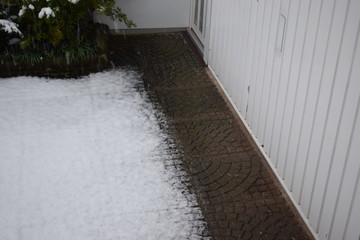 Schnee am Garagentor