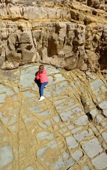 Petite fille grimpant sur les rochers